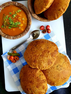 बेडमी पूरी और आलू की सब्जी (Bedmi puri aur aloo ki sabzi recipe in hindi) रेसिपी मुख्य फोटो
