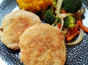 Una foto de Milanesas de soja con puré mixto y brócoli salteado