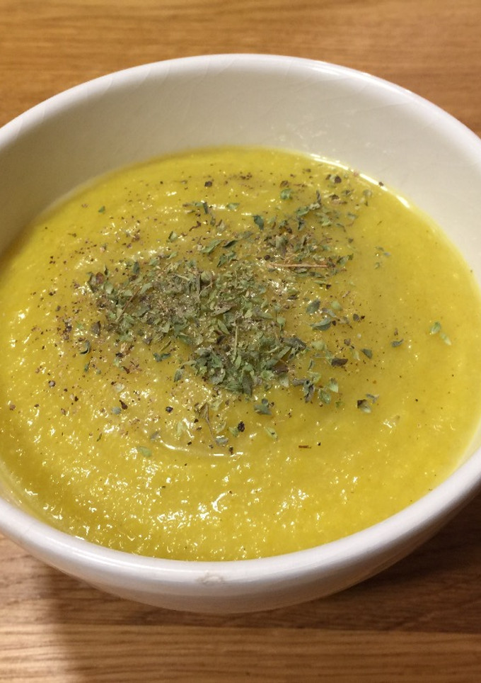 Una foto de Crema de calabacín con curry