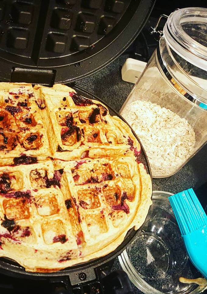 Una foto de Waffles de avena y blueberries