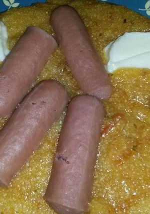 Una foto de Polenta Con Salchichas