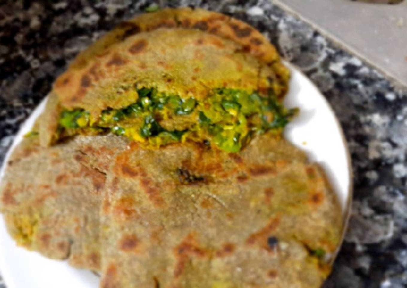 Kathiyavadi bajra no bharelo rotlo