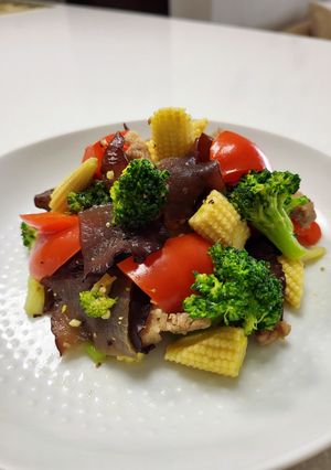 四色鮮蔬炒肉絲 的食譜成品照片