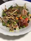 Ensalada de espinaca tierna con brotes de brócoli y jamón serrano
