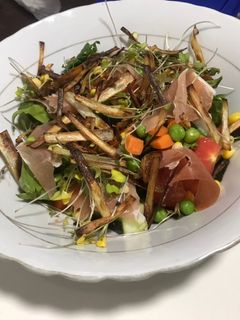 Una foto de Ensalada de espinaca tierna con brotes de brócoli y jamón serrano