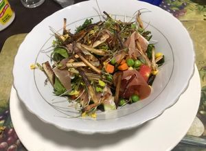 Una foto de Ensalada de espinaca tierna con brotes de brócoli y jamón serrano