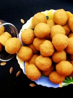 बेसन के लड्डू (besan ke ladoo recipe in Hindi) रेसिपी मुख्य फोटो