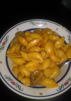 A picture of Anita's Cheesy Shells With Chicken & Basal Sausage.