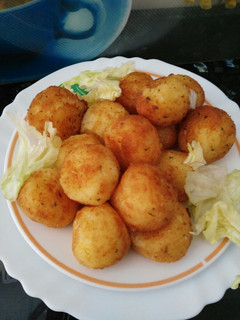 Una foto de Bolitas de patatas y queso rallado