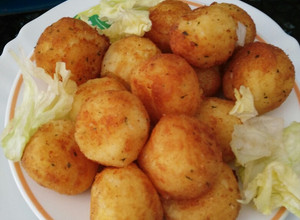 Foto principal de Bolitas de patatas y queso rallado