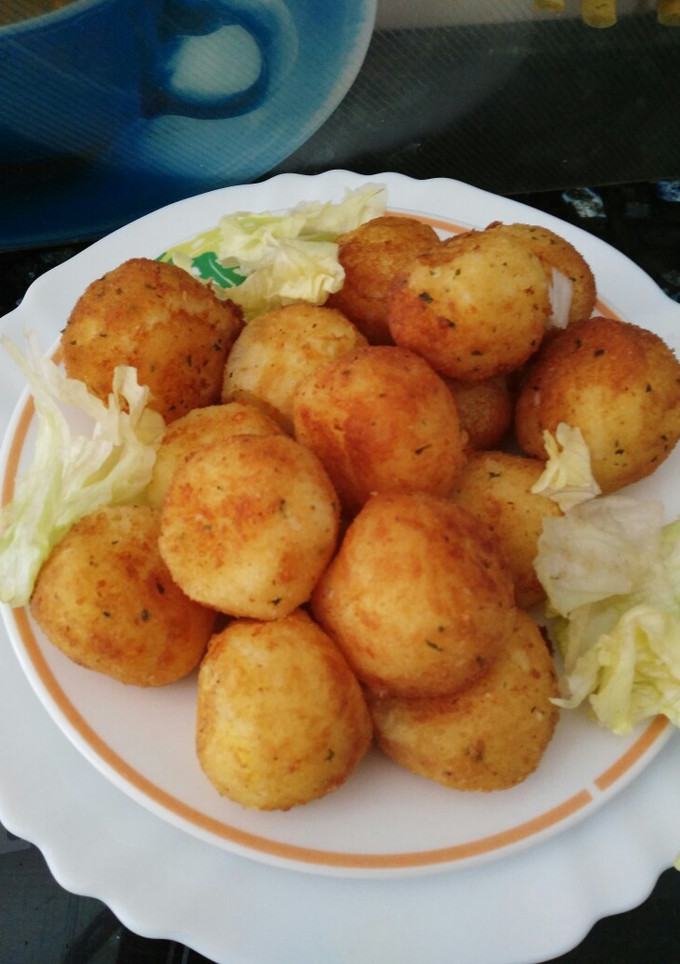 Una foto de Bolitas de patatas y queso rallado