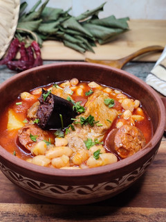 Una foto de Pochas con costillas de cerdo y chorizo asturiano