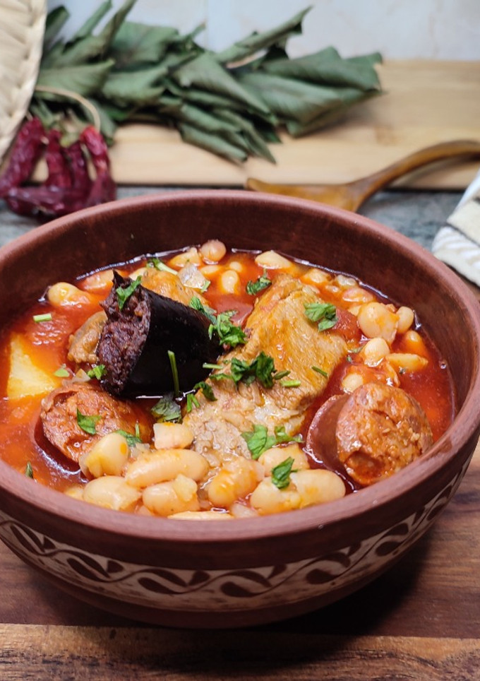 Una foto de Pochas con costillas de cerdo y chorizo asturiano