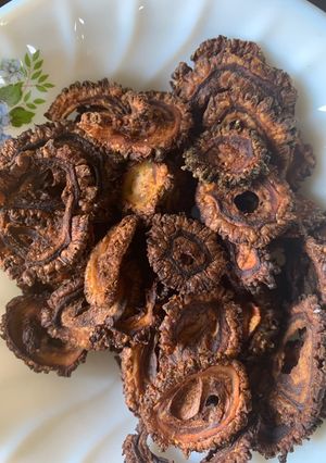 A picture of Bitter gourd chips.