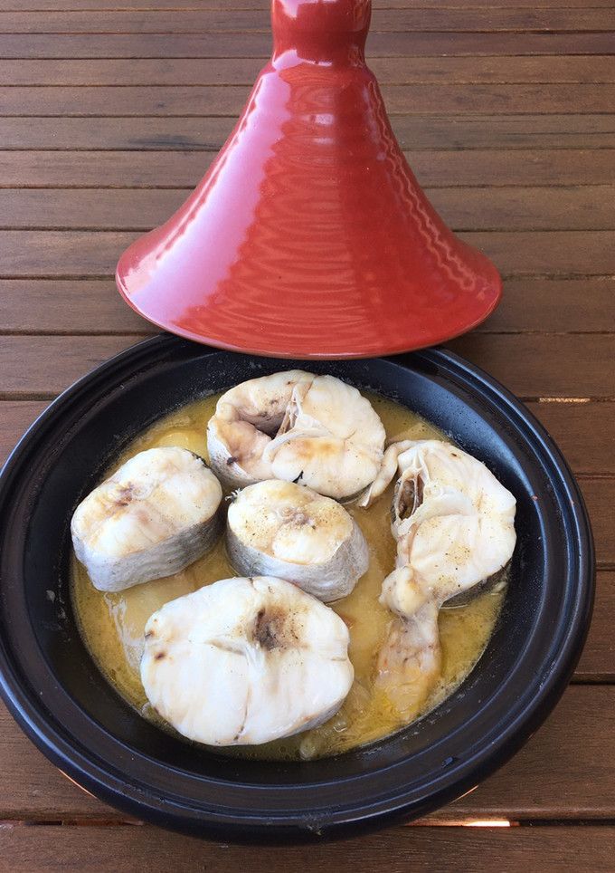 Una foto de Merluza con patatas y cebolla al tajín