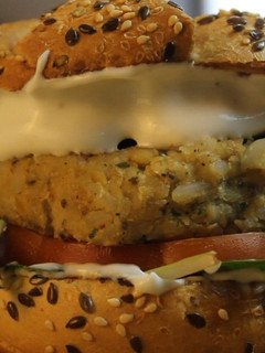 Una foto de 😉 Hamburguesa vegana de garbanzos y aquafaba (mayonesa vegana) - 👉Recetas hamburguesas veganas
