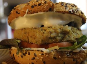 Foto principal de 😉 Hamburguesa vegana de garbanzos y aquafaba (mayonesa vegana) - 👉Recetas hamburguesas veganas