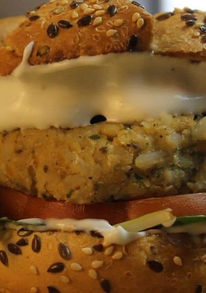 Una foto de 😉 Hamburguesa vegana de garbanzos y aquafaba (mayonesa vegana) - 👉Recetas hamburguesas veganas