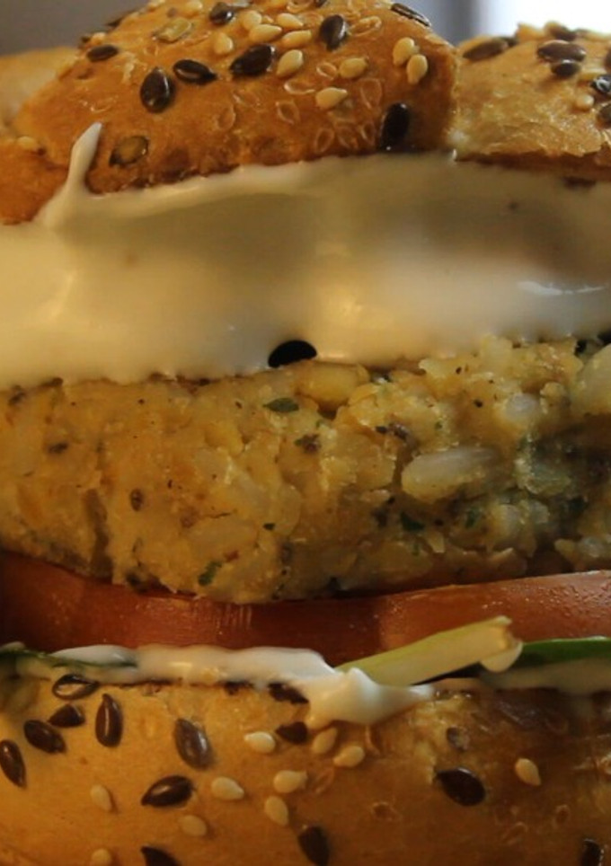 Una foto de 😉 Hamburguesa vegana de garbanzos y aquafaba (mayonesa vegana) - 👉Recetas hamburguesas veganas