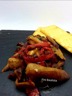 Una foto de Antipasto de berenjena y pimiento rojo