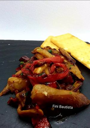 Una foto de Antipasto de berenjena y pimiento rojo