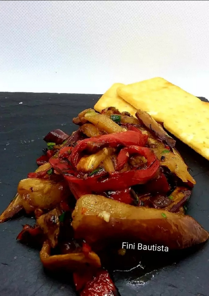 Una foto de Antipasto de berenjena y pimiento rojo