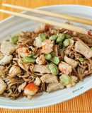 Noodles soba con pollo y gambas