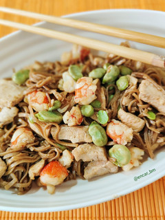 Una foto de Noodles soba con pollo y gambas