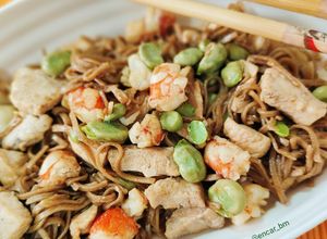 Foto principal de Noodles soba con pollo y gambas