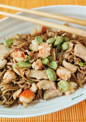 Una foto de Noodles soba con pollo y gambas
