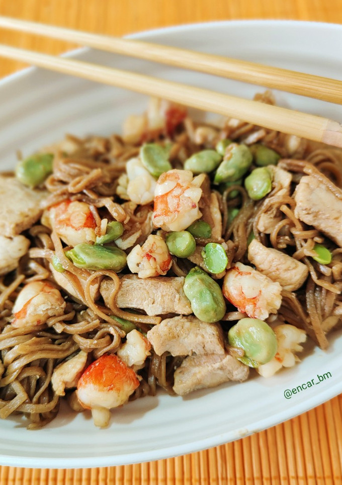 Una foto de Noodles soba con pollo y gambas