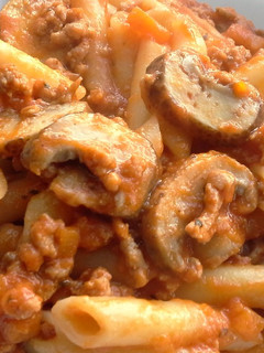 Una foto de Macarrones con carne y champiñones