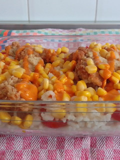 Una foto de Ensalada de arroz con salsa brava