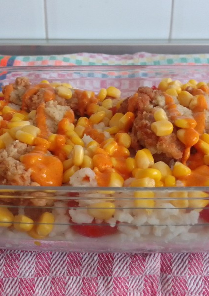 Una foto de Ensalada de arroz con salsa brava