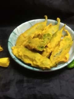 જોધપુરી મિર્ચી વડા (Jodhpuri Mirchi Vada Recipe In Gujarati) રેસીપી મુખ્ય ફોટો