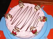 Una foto de fresas con mousse de yogurt