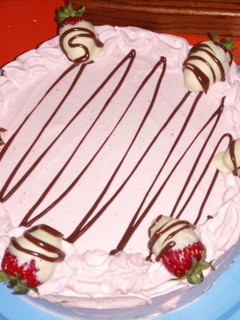 Una foto de Tarta de crema y Nutella cubierta con mousse de fresa