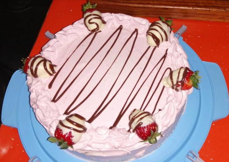 Tarta de crema y Nutella cubierta con mousse de fresa