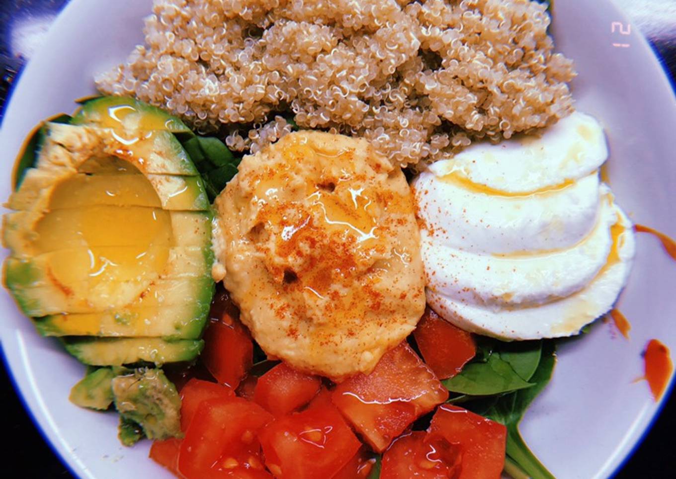 Ensalada de Espinacas, Quinoa, Aguacate, Hummus, Tomate y Mozzarella