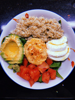 Una foto de Ensalada de Espinacas, Quinoa, Aguacate, Hummus, Tomate y Mozzarella