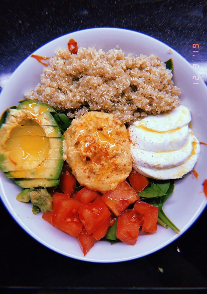 Una foto de Ensalada de Espinacas, Quinoa, Aguacate, Hummus, Tomate y Mozzarella
