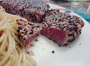 Una foto de Atún sellado en costra de ajonjolí