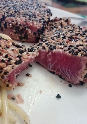 Una foto de Atún sellado en costra de ajonjolí