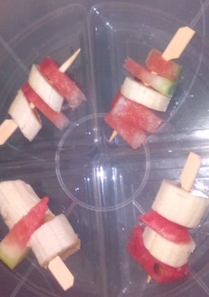 Une photo de Brochette de pastèque et de banane