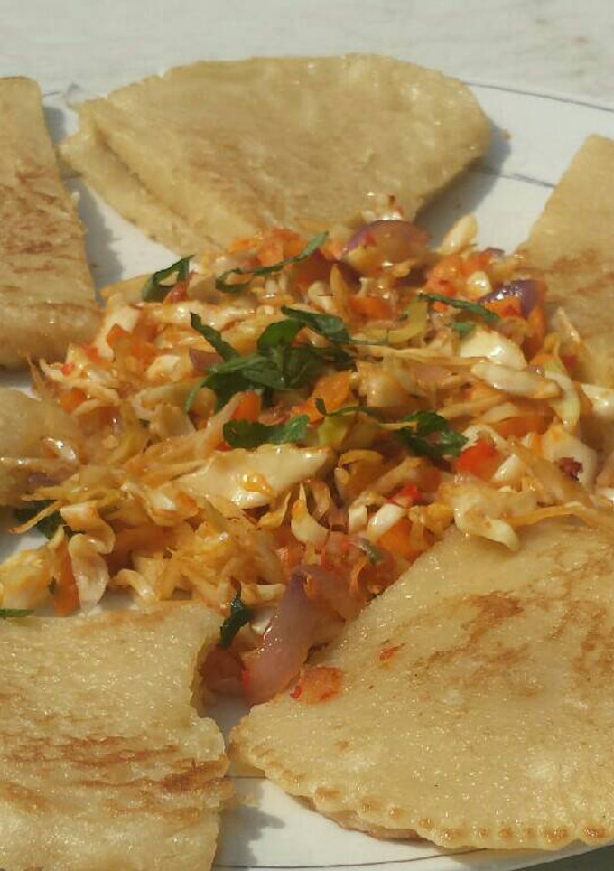 A picture of Fuffy pancake serve with steamed veggies.