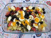 Una foto de ensalada campera con atún