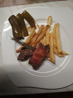 Csirkemáj baconbe tekerve recept fotója