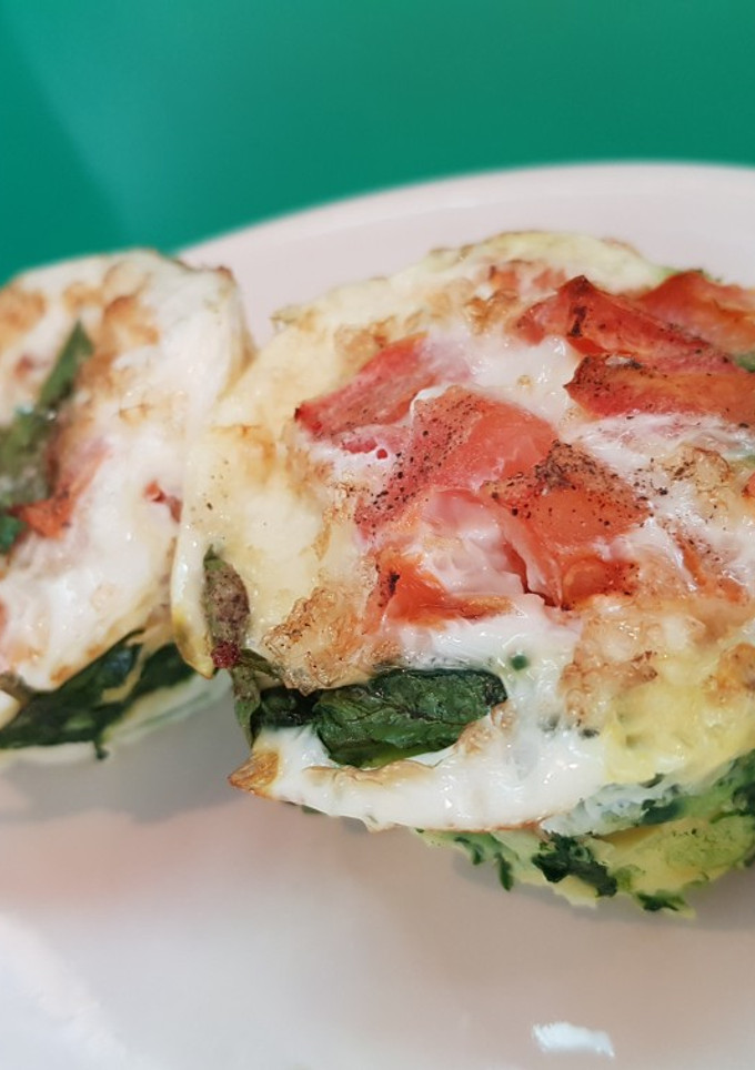 Una foto de Bocaditos de claras, espinacas y tomate