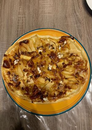 Une photo de Tarte fine au pommes lardon camembert