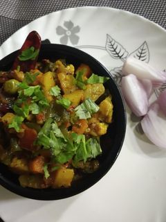 ઢાબા સ્ટાઈલ મિક્સ વેજ સબ્જી(Mix Veg Sabji Recipe In Gujarati) રેસીપી મુખ્ય ફોટો